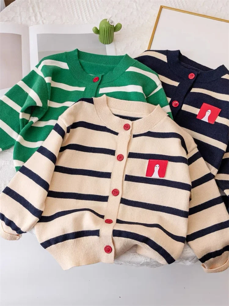Свитер в полоску для маленьких девочек верхняя одежда осень 2024 новинка детская