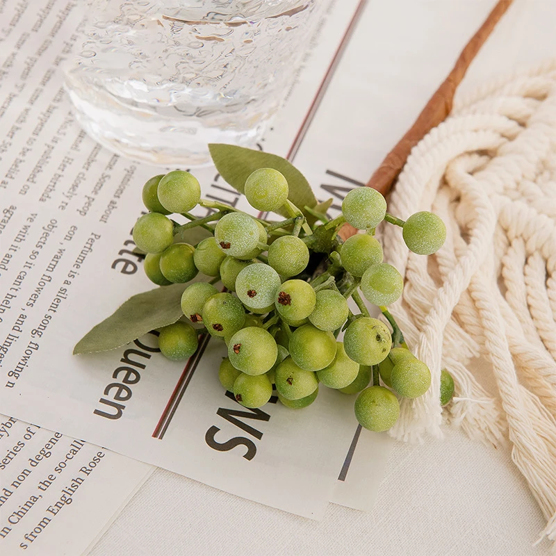 Ветка из зеленых бобин ягод для самостоятельной сборки свадьбы праздника дома