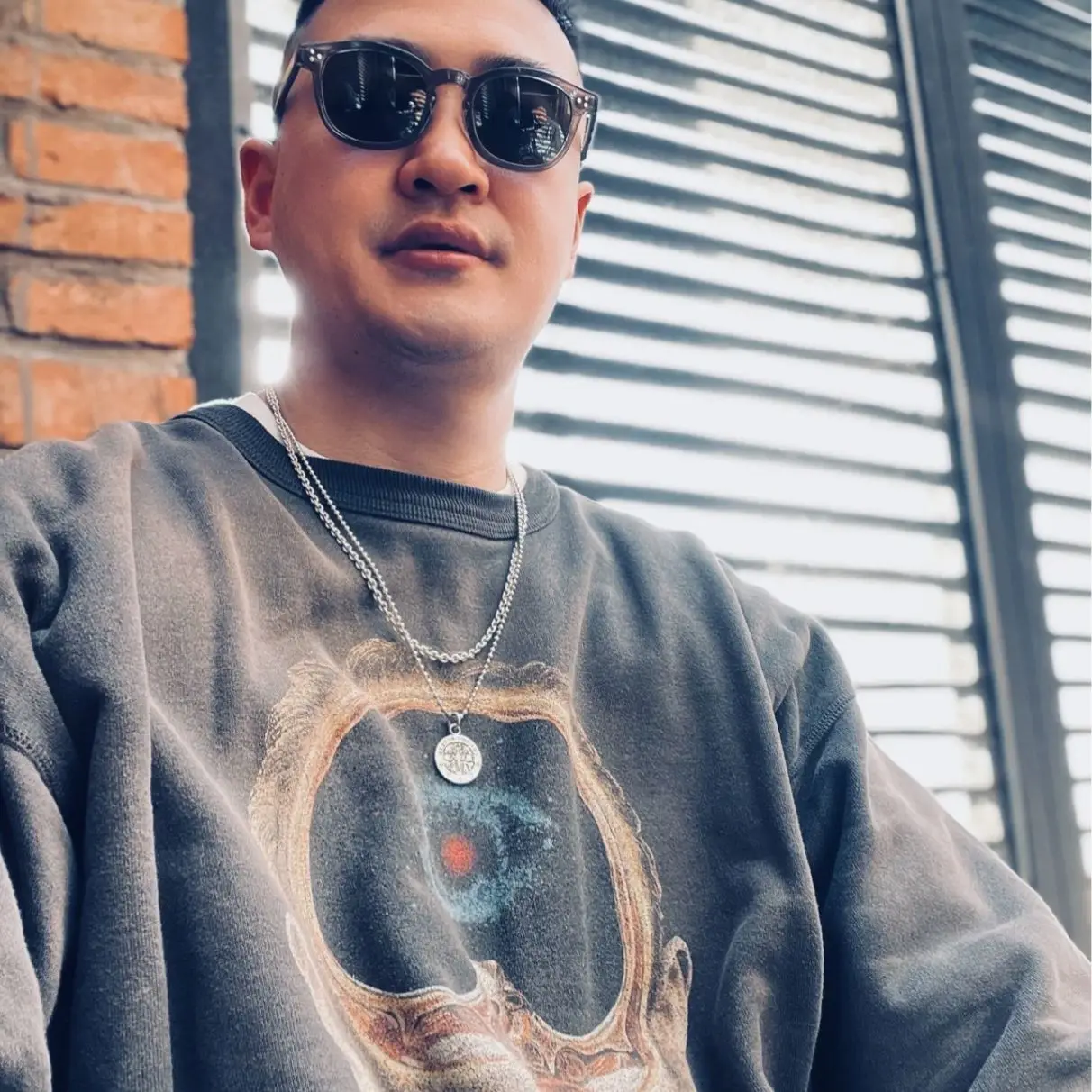 

Fashion Trend SAINT MICHAEL CHO brain hole printing, discharge and washing to make old vintage and old round neck sweater.