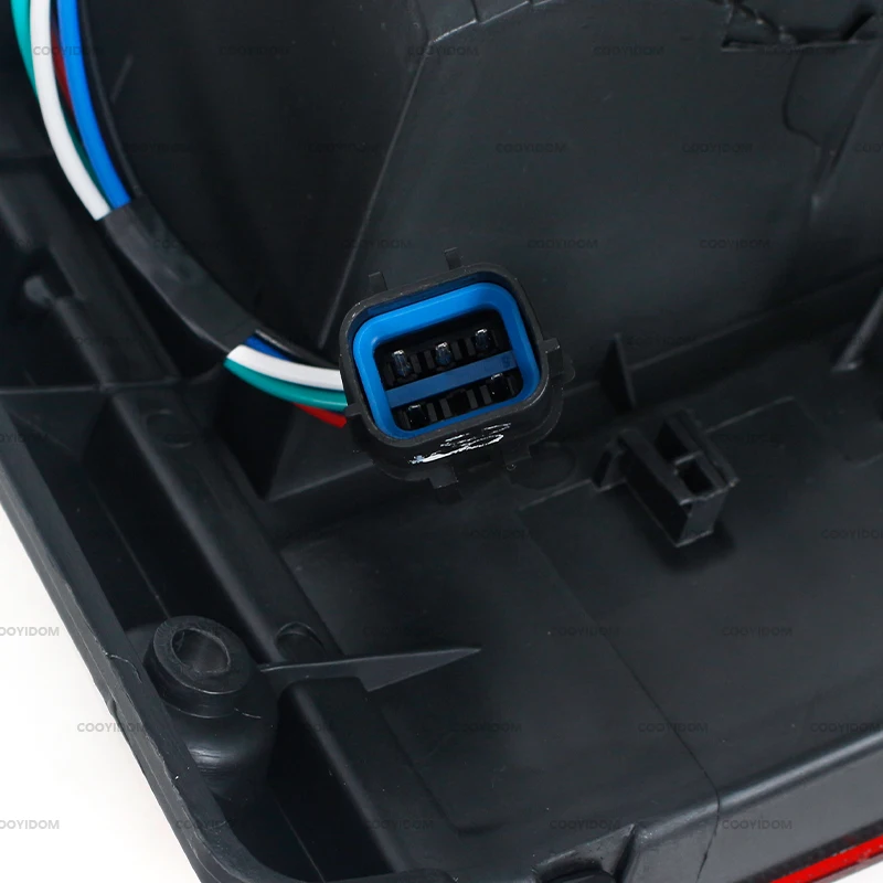 Стоп-сигнал задний автомобильный для Mitsubishi Pajero Montero IO MINI 1998-2007 MR535073 MR535074