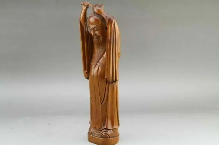 Старая китайская деревянная статуя Конфуция