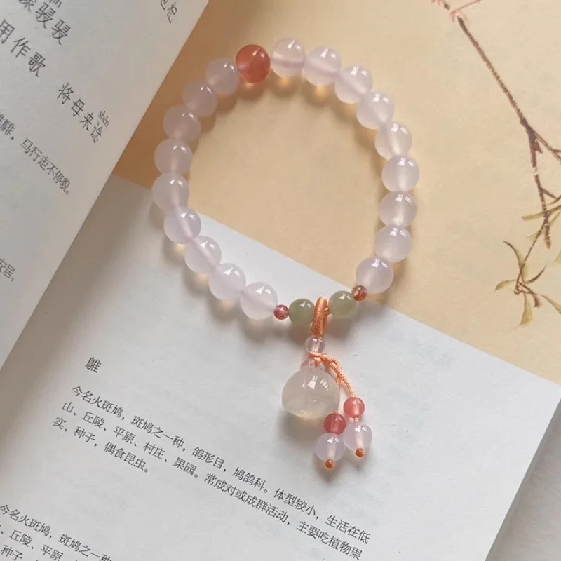 Браслет из натурального личи с замороженным халцедоном и лотосом браслет