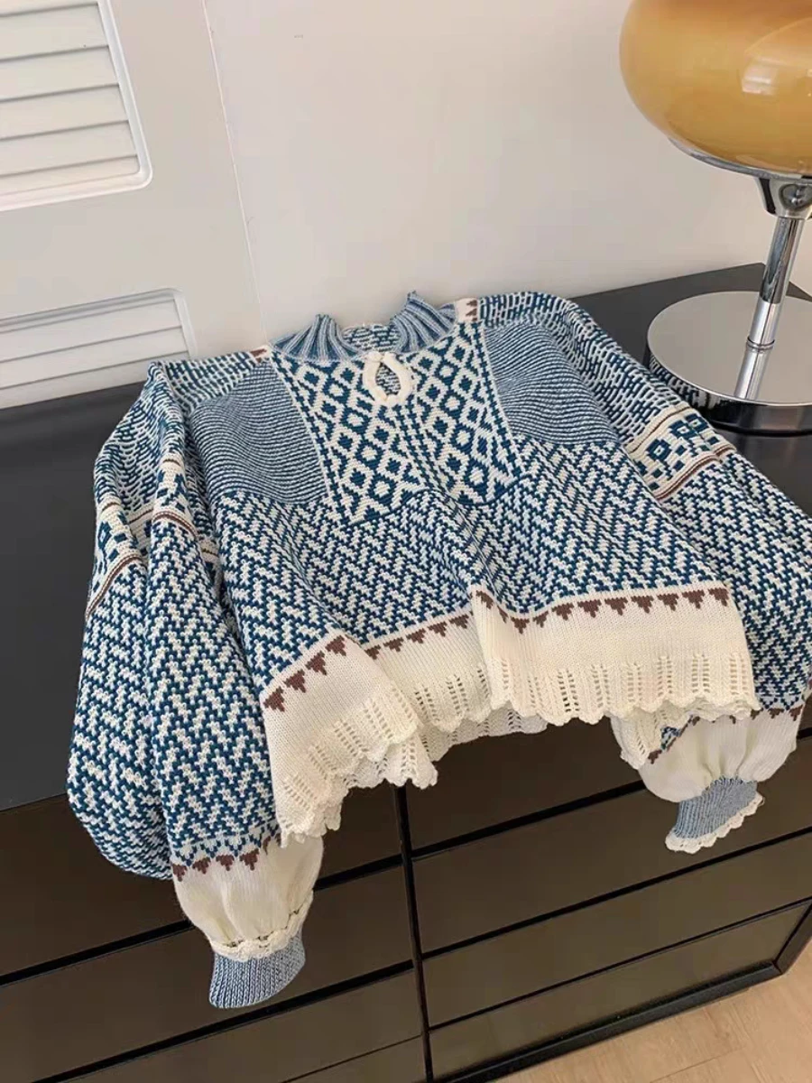 Осенне-зимний короткий свитер с небольшим ароматом и контрастным вырезом