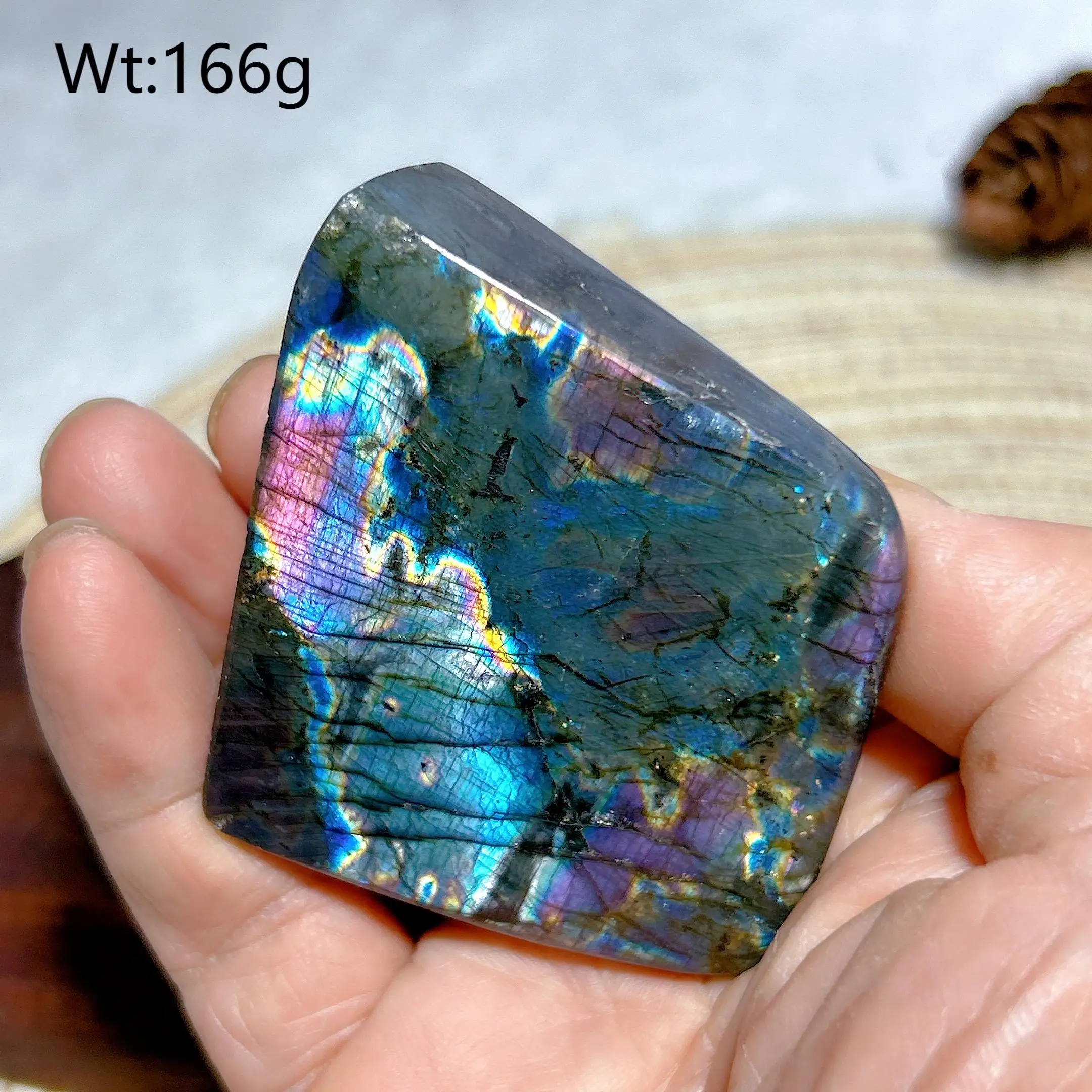 

Полированный фиолетовый лабрадорит для дома