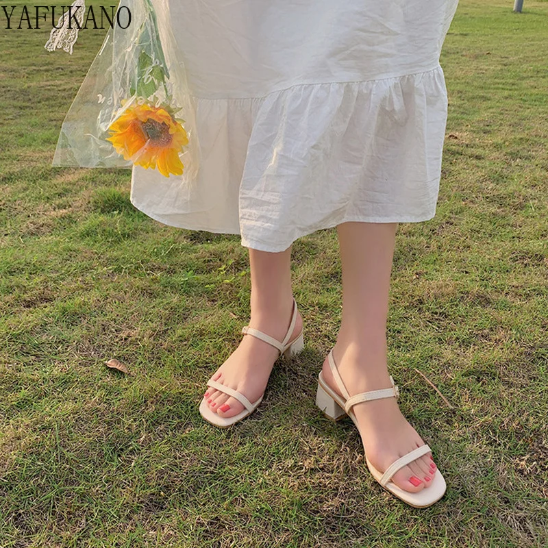 

Minimalist Chunky Heeled Ankle Strap Sandals Fashion Retro Word Band Rome Shoes 2022 New Square Toe Narrowband Casual High Heels