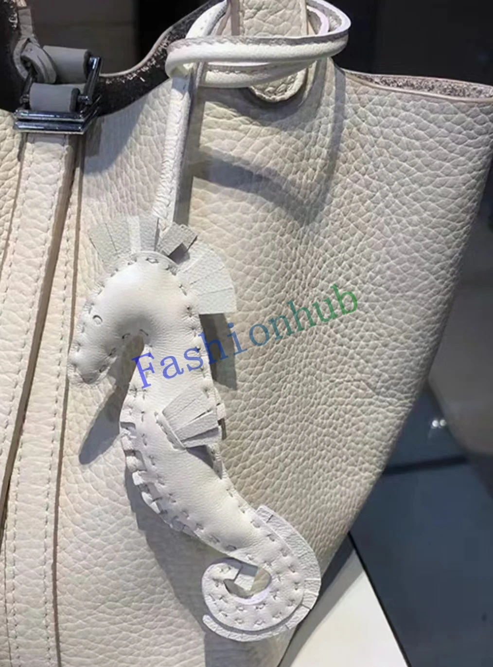 Красивое кожаное украшение в виде капли морского конька подвесное стиле