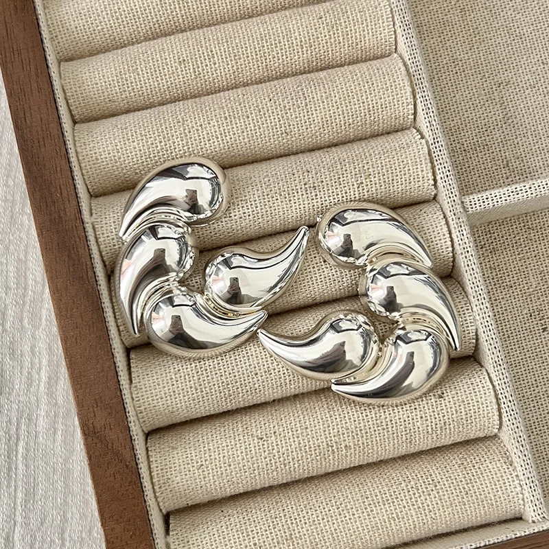 Женские серьги-гвоздики в виде капли воды