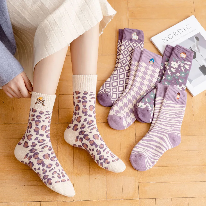 

Осенне-зимние фиолетовые дизайнерские носки с вышивкой, шерстяные утепленные сохраняющие тепло носки средней длины, повседневные милые носки в стиле Харадзюку
