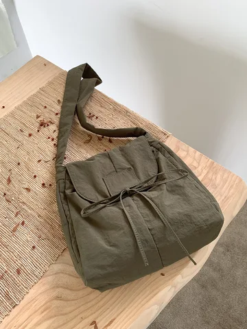 Модная корейская простая сумка через плечо, летняя маленькая квадратная сумка на плечо для женщин, текстурированные повседневные и универсальные сумки для путешествий