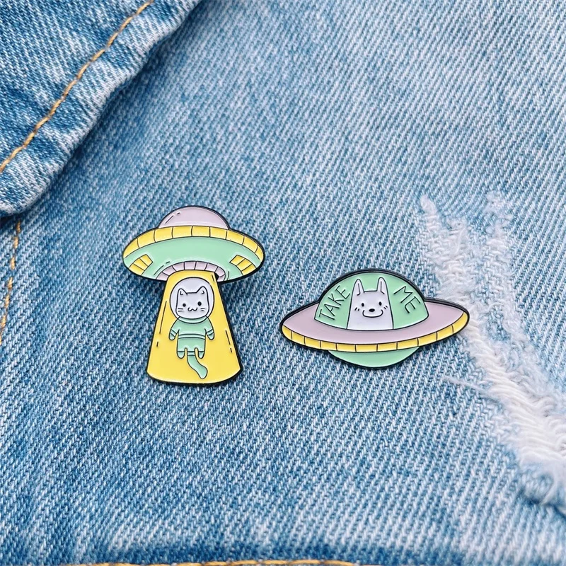 

Cartoon Cat Planet Spaceship Astronaut Enamel Brooch Personality UFO Kitten Alloy Pins Punk Badge Woman Jewelry Gift