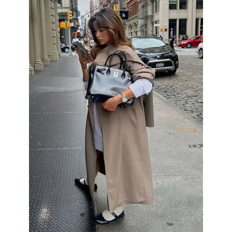 Рисунок 3 - Женское длинное пальто с воротником