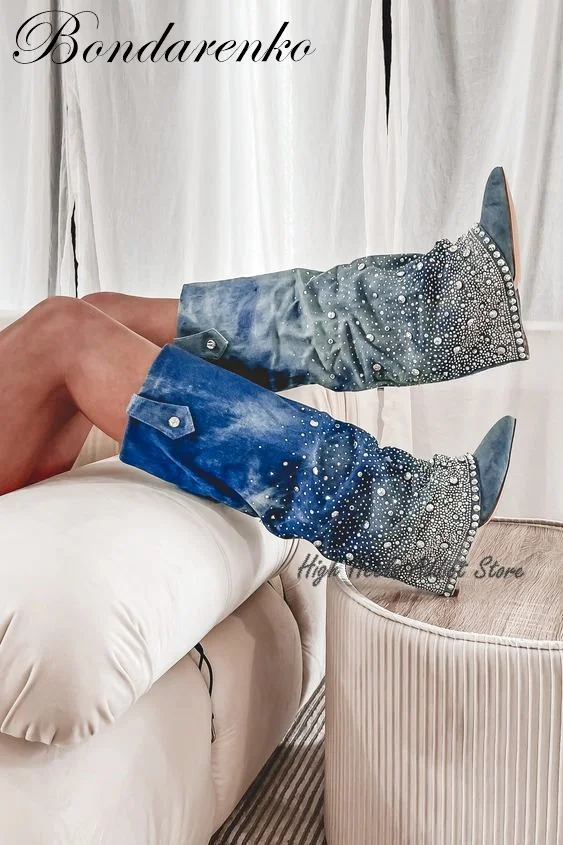 

Женские ковбойские сапоги с кристаллами, высокие сапоги на танкетке с острым носком, синие Роскошные Дизайнерские джинсовые модельные сапоги ручной работы