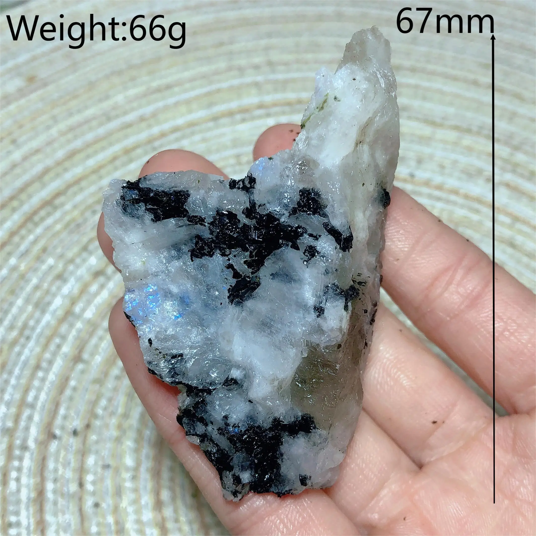 

Белый лунный камень с синей вспышкой, турмалин