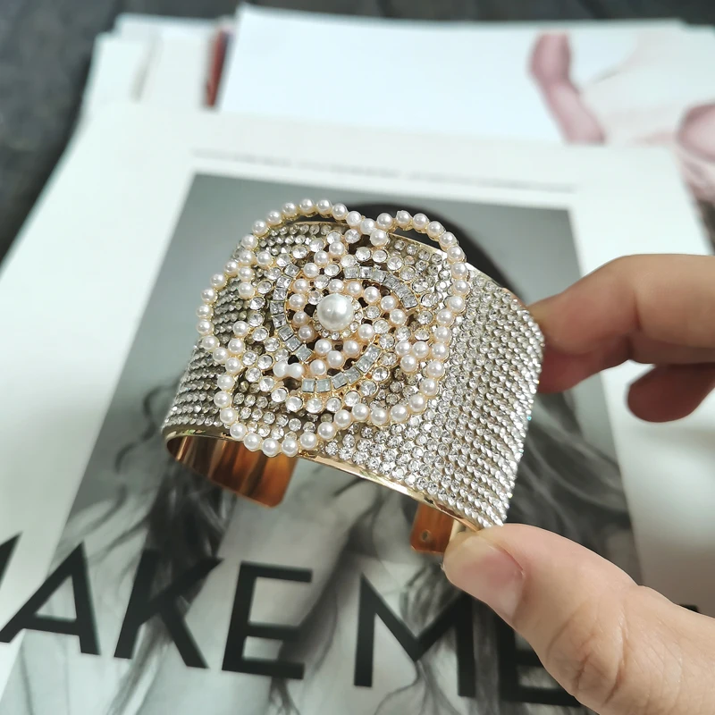 

Браслеты-манжеты с камелией полностью из кристаллов, Роскошные браслеты для женщин с жемчугом и цветком, амулетные аксессуары для вечерино...