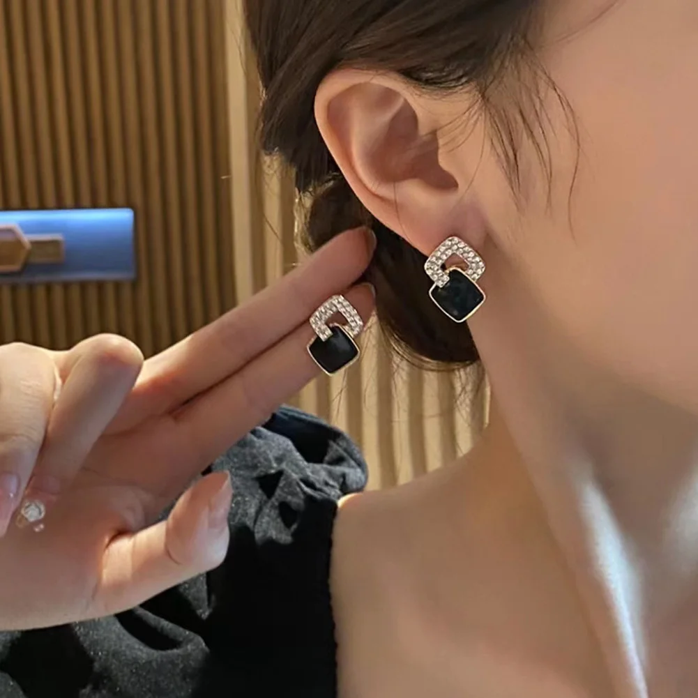 

Korean Style Black Zircon Stud Earring For Women Shiny Rhinestone Square Geometric Earrings Girl Party Statement Jewelry Gifts