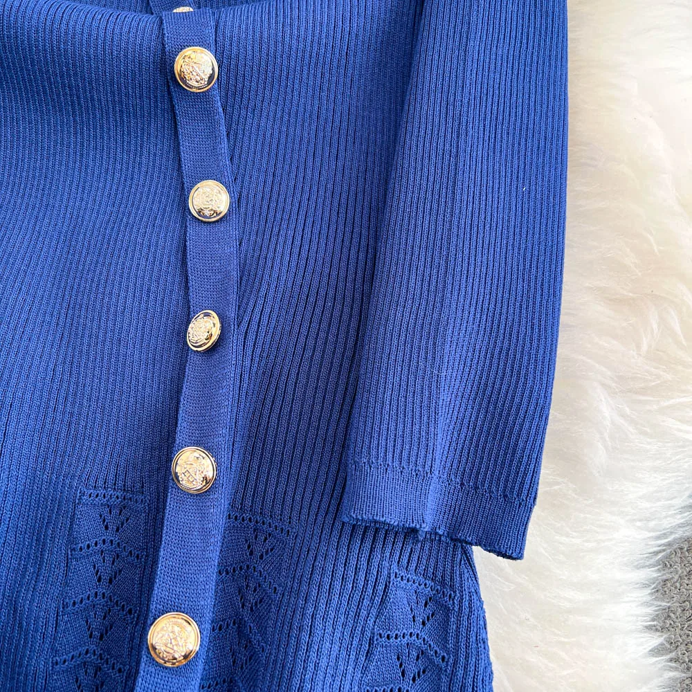 Женское однотонное платье с диагональными пуговицами