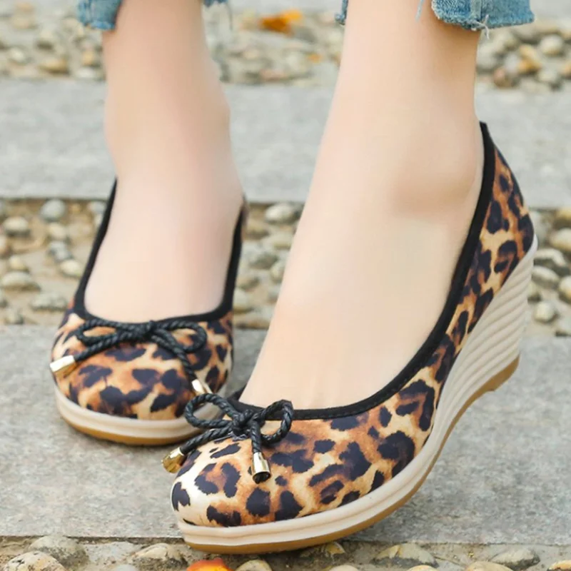 

Женские повседневные туфли 2022, модные удобные кроссовки на массивной подошве, обувь без шнуровки для женщин, удобные уличные лоферы