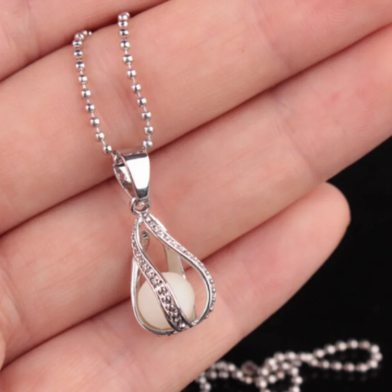 

New 2022 Women's Fashion Jewelry High Quality Luxury Tulips Water Drop Hollow Luminous At Night Stone Clavicle Chain Necklace