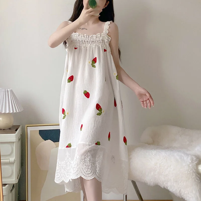 

Милое нижнее белье для девушек, летнее хлопковое Длинное ночное кружевное лоскутное платье с клубничной вышивкой, одежда для сна на бретелях-спагетти для дам