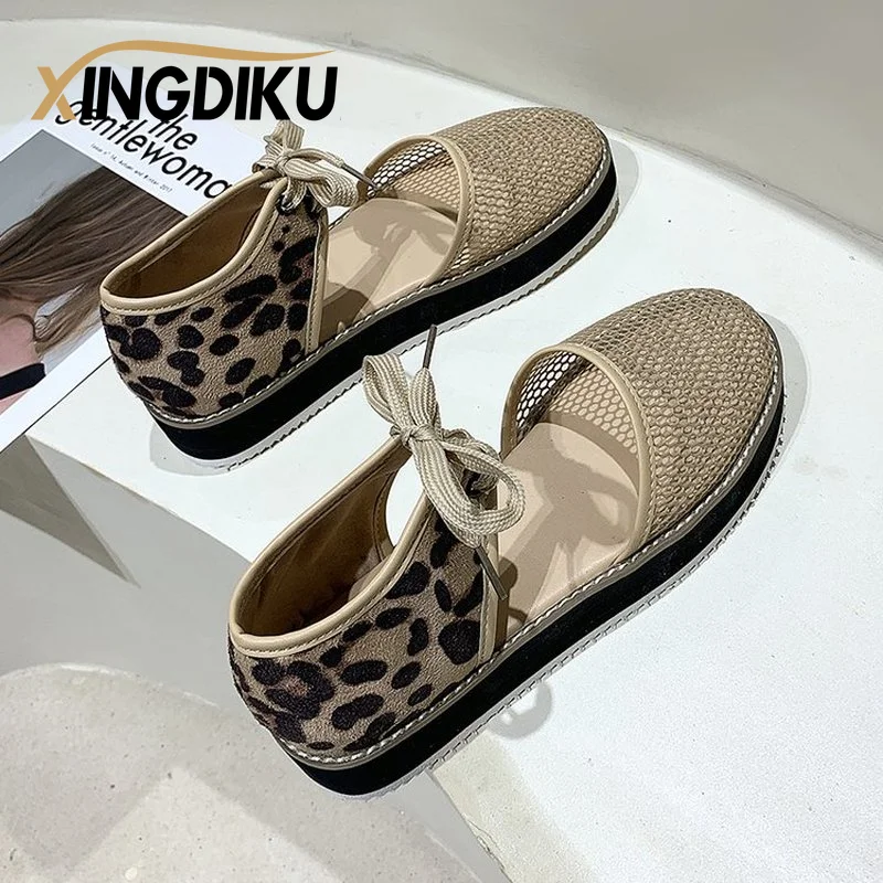 

Женские сандалии на танкетке, летние воздухопроницаемые удобные сетчатые босоножки с дырками, с леопардовым принтом, на шнуровке, в ретро с...