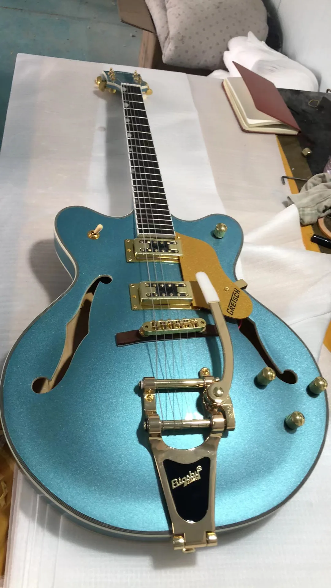 Полупустотелая 6-струнная электрическая гитара золотая фурнитура Pickguard