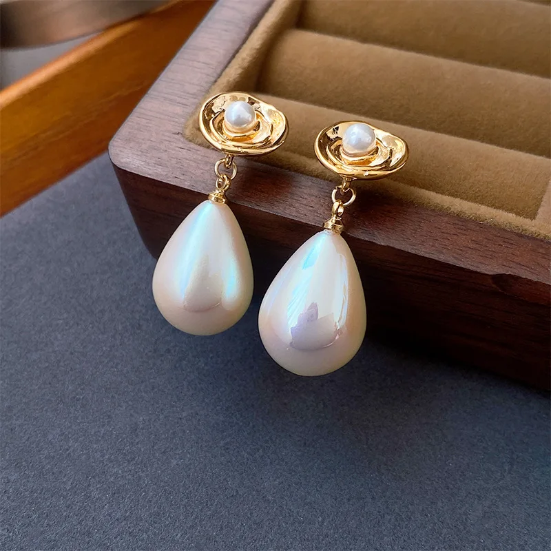 

Temperament Pearl Earrings For Women Personality Statement New Fashion Metallic Water Drop Shaped Brincos
