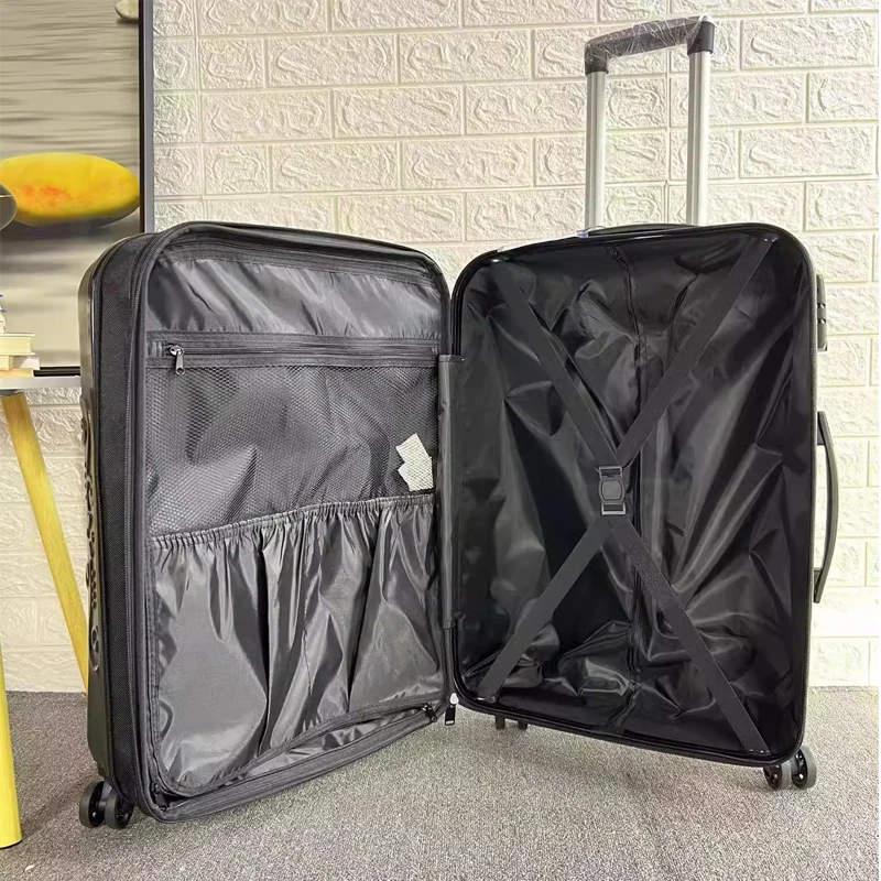 Персонализированный чемодан с черепом на колесиках