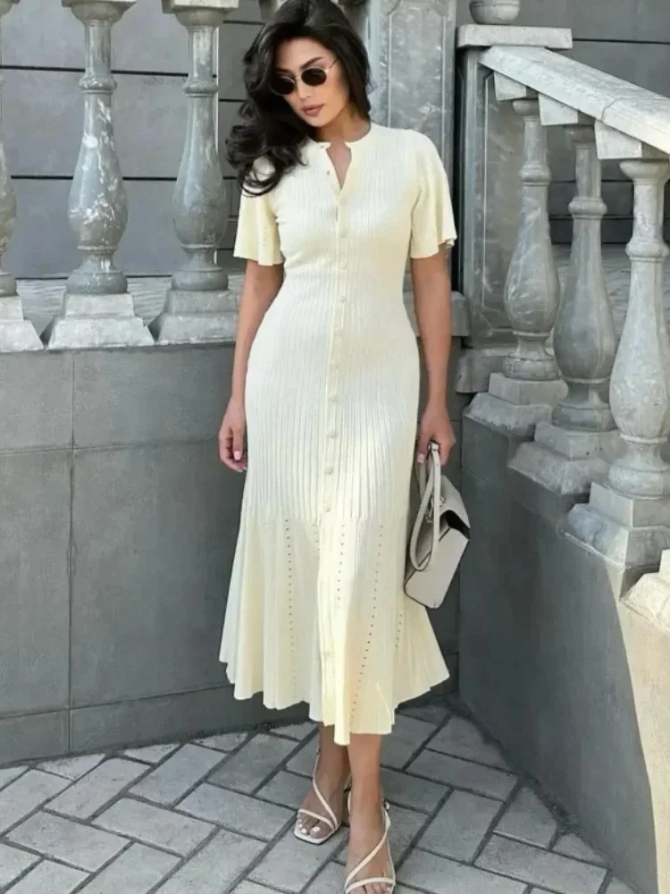 Женское трикотажное однотонное платье с коротким рукавом однобортное