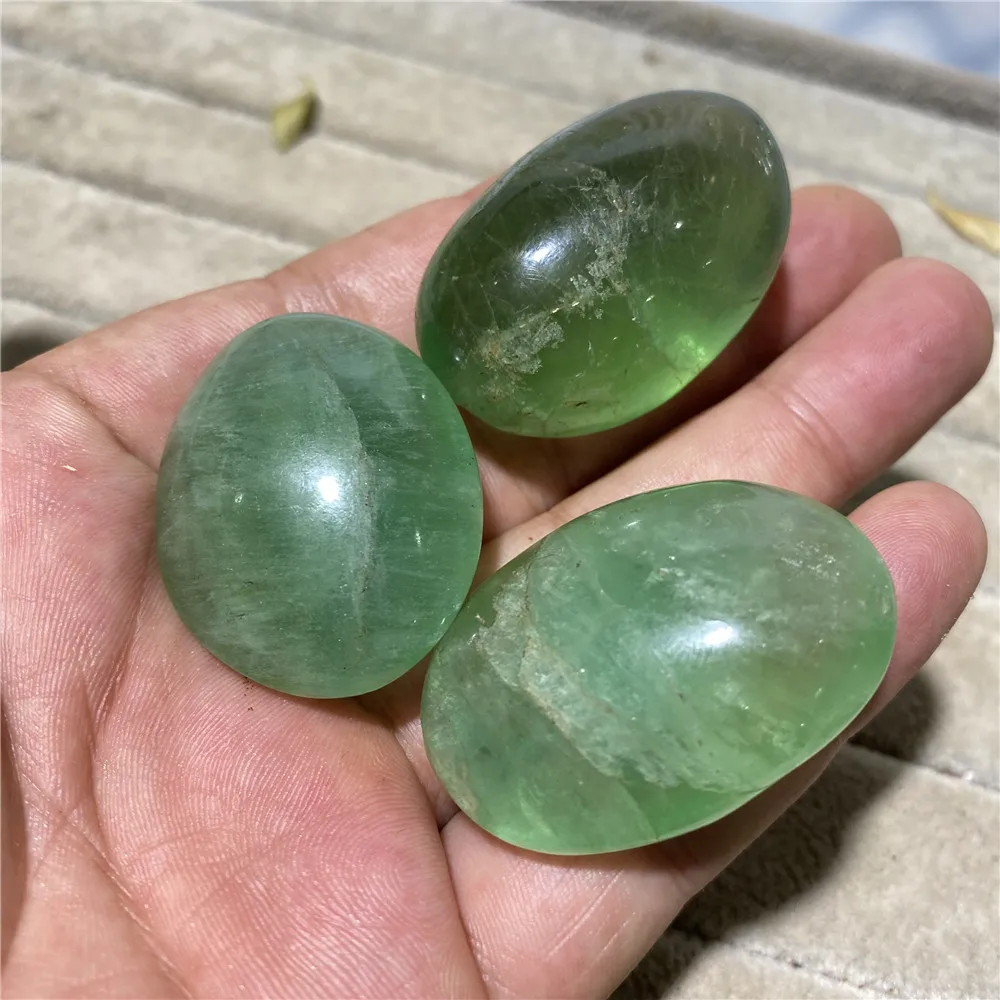 

Fluorite Palm Crystal Natural Stone pyroemerald Healing Meditation Reiki Wicca Wichcraft Raw Gem And Minerl Home Decoratio