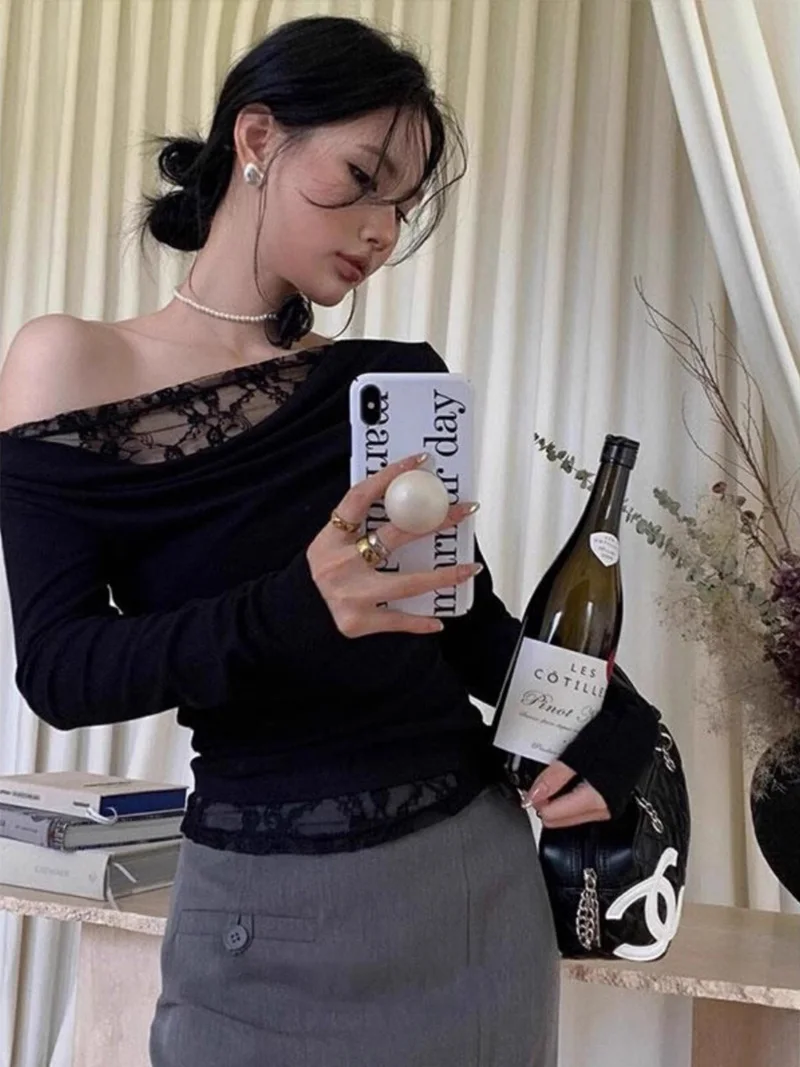 Женский топ с длинными рукавами и драпировкой на плечах кружевной деталью