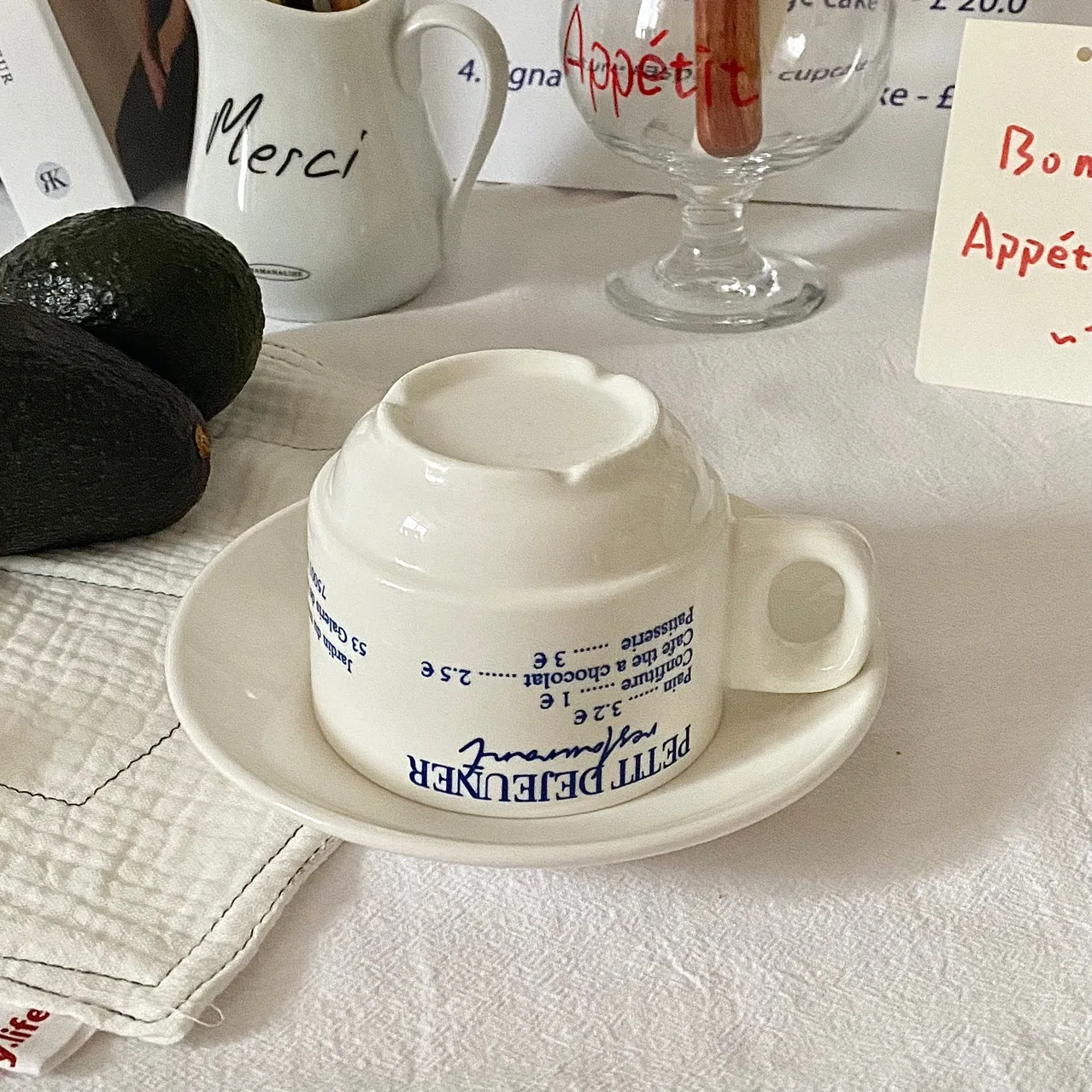 Керамическая кружка и блюдце с синими буквами в стиле ретро