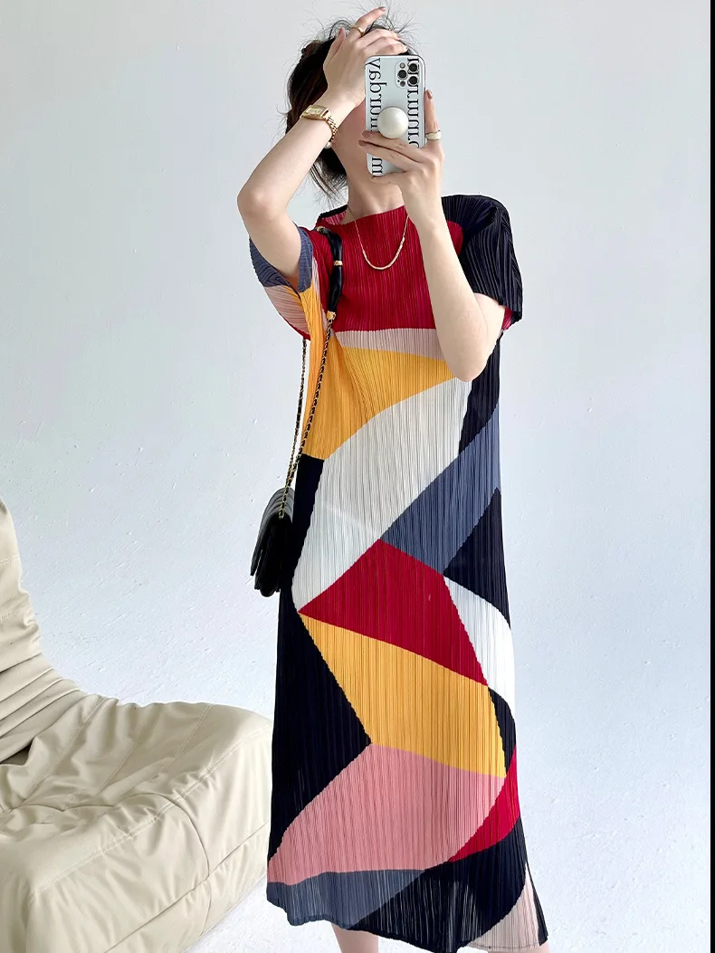 

Плиссированное летнее Новое модное цветное контрастное платье с коротким рукавом 2023