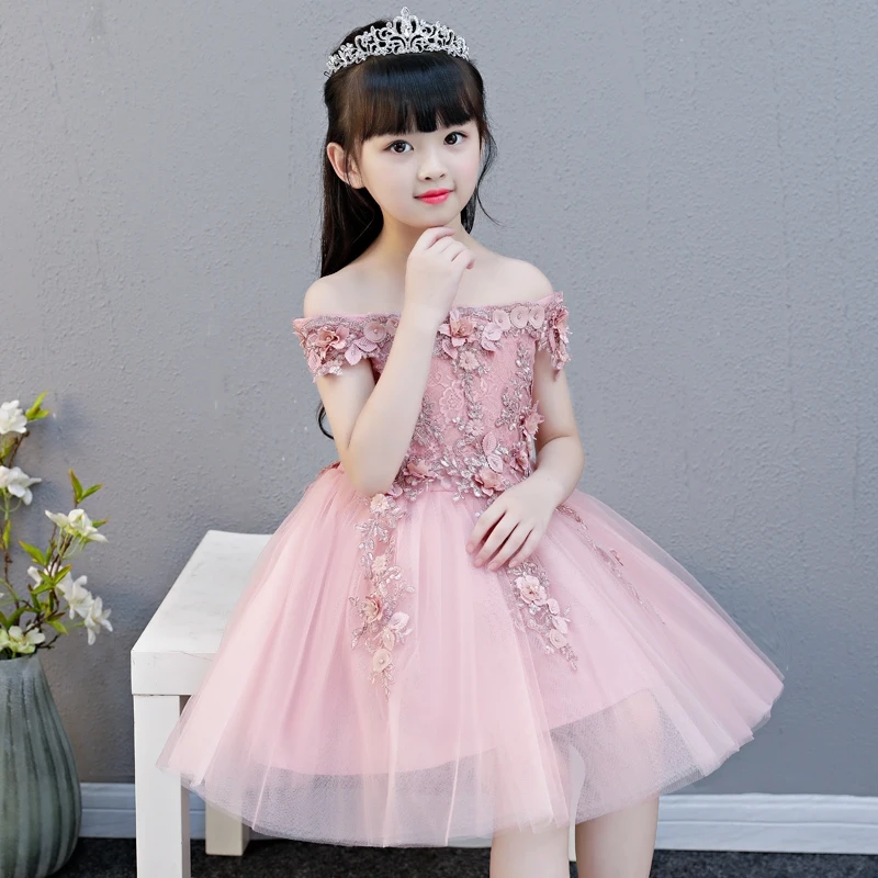 

Детское платье на одно плечо, с цветами