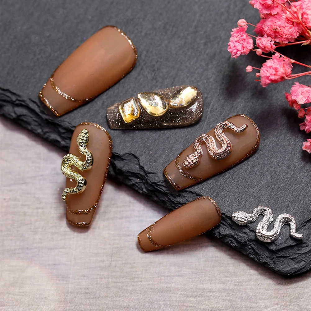 

10 шт. украшения для дизайна ногтей маленькая змея Четырехцветные аксессуары для дизайна ногтей Ретро изысканные трехмерные металлические ...