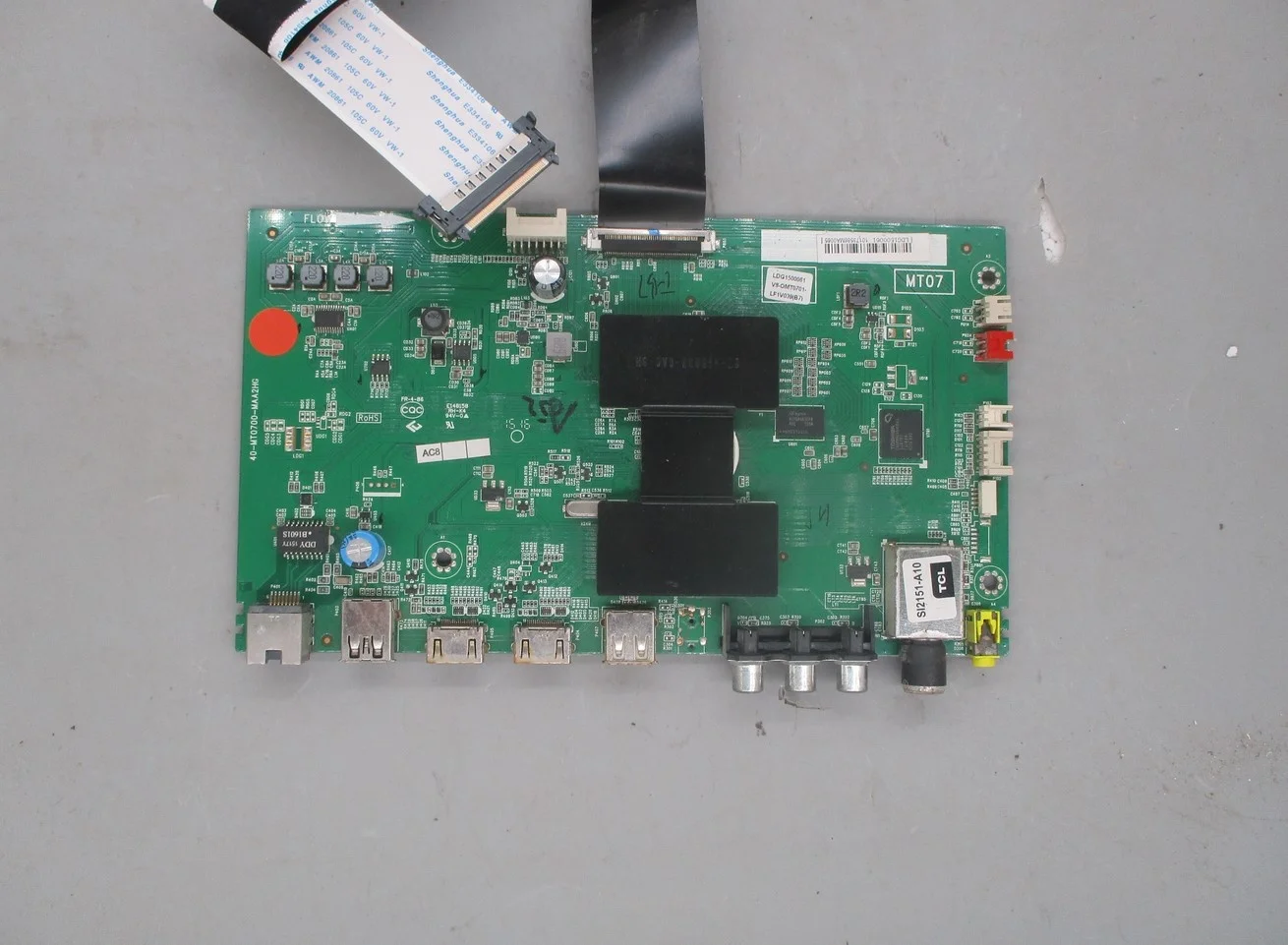 

Disassemble for TCL d50a810 mainboard 40-mt0700-maa2hg screen lvf500au0t E2 V4