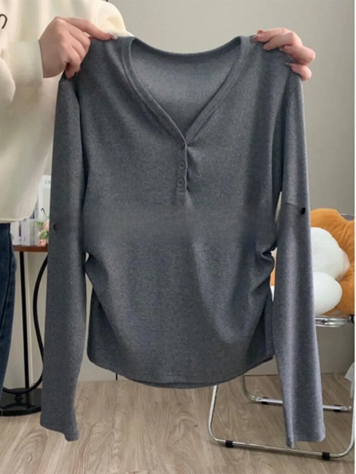 Серая футболка больших размеров с v-образным вырезом и длинными рукавами женская