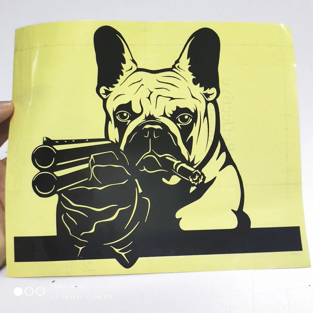 

FD528B высечка крутая забавная французская мопса собака с пистолетом бампер багажник декоративная наклейка виниловая искусственная Стайлинг...