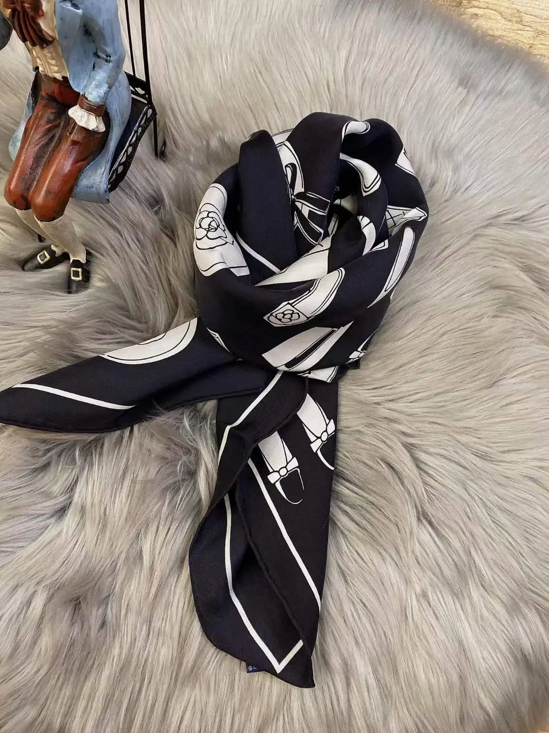 Free Shipping Cha***  Brand Silk Twill Women Square Scarves Luxury Silk Women Bandanna Modern Simple Design Silk Foulard