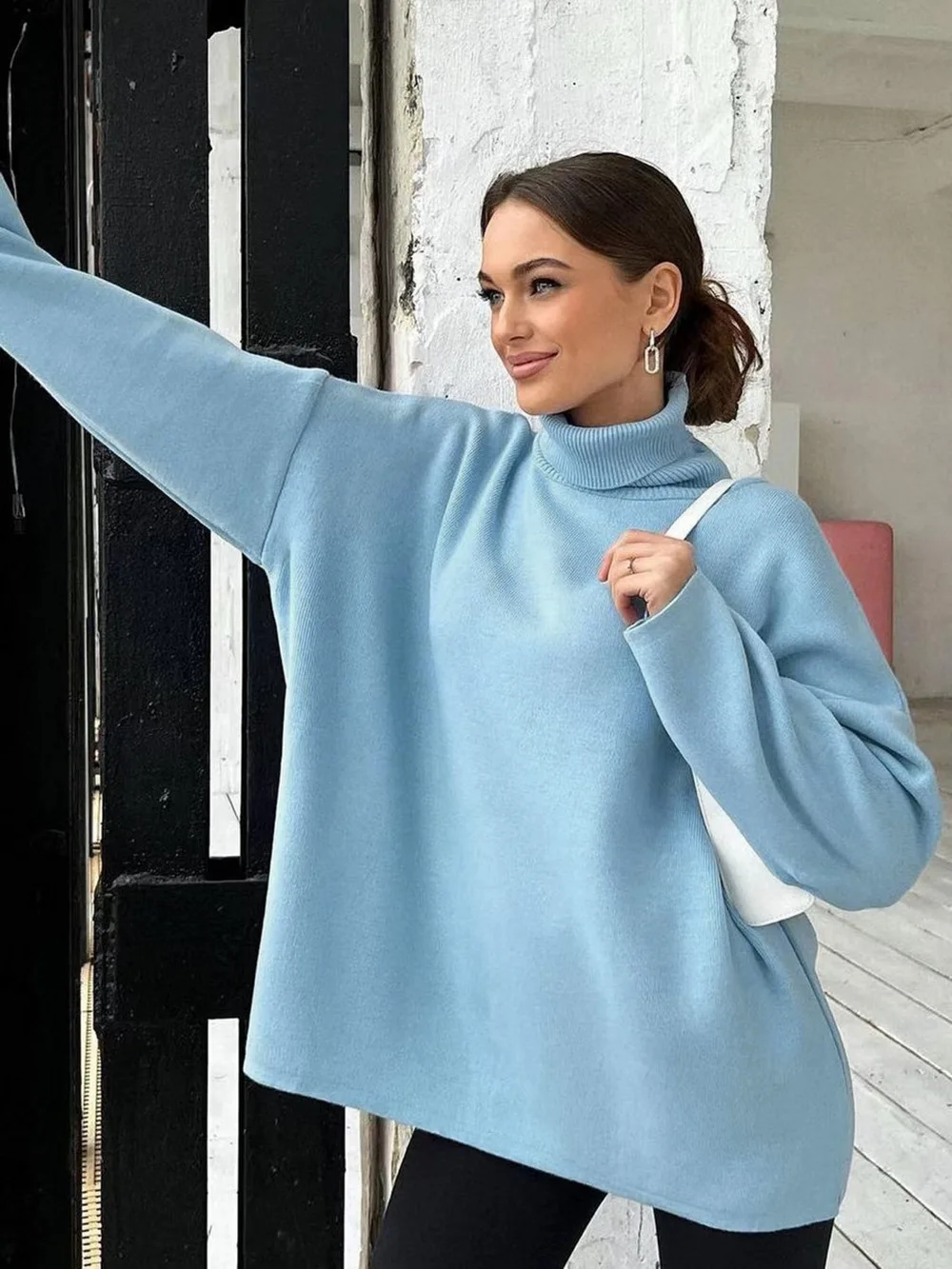 Женские свитера с высоким горлом и ажурными ягодами осень/зима 2024 свободные