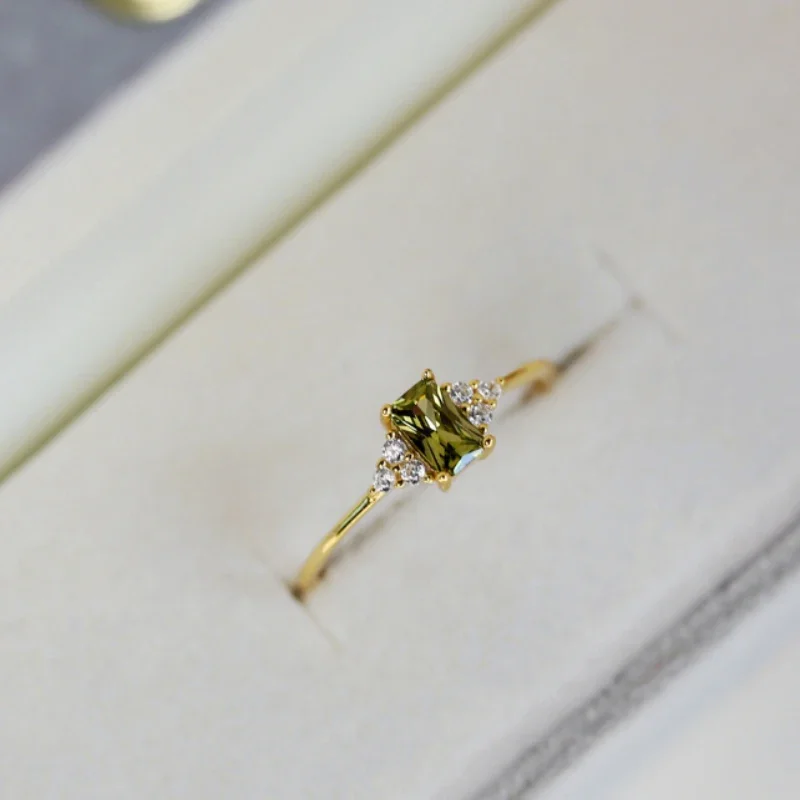 Новинка небольшое свежее сияющее зеленое квадратное кольцо с блестящими