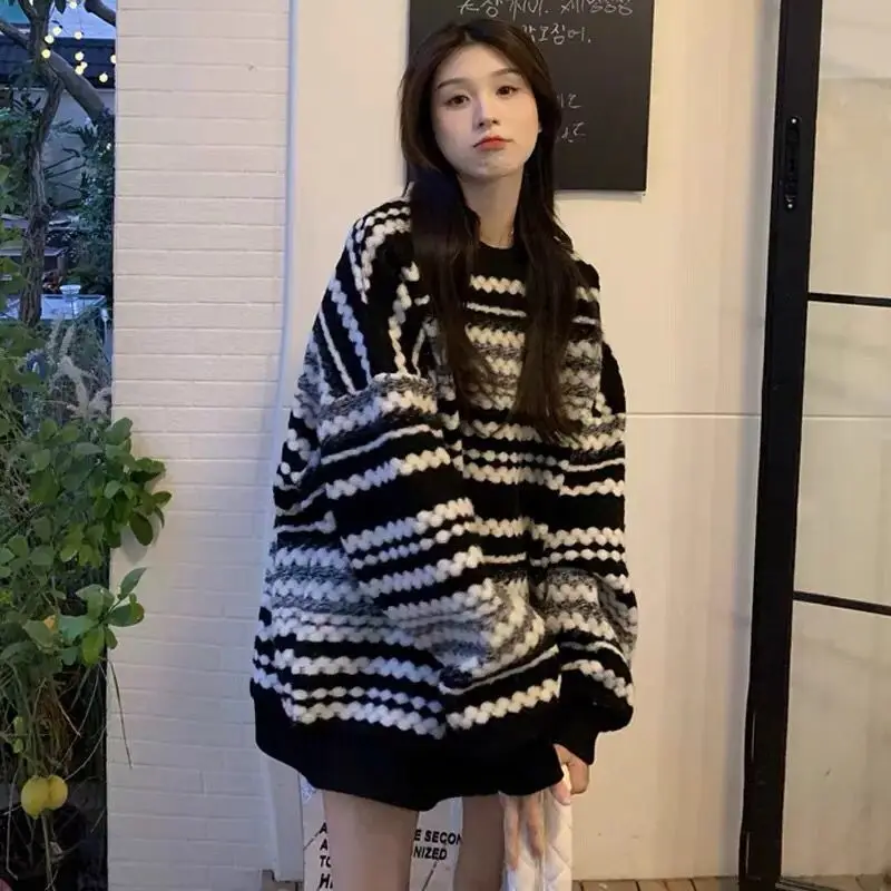 Женский свободный трикотажный свитер средней длины с круглым вырезом и длинными