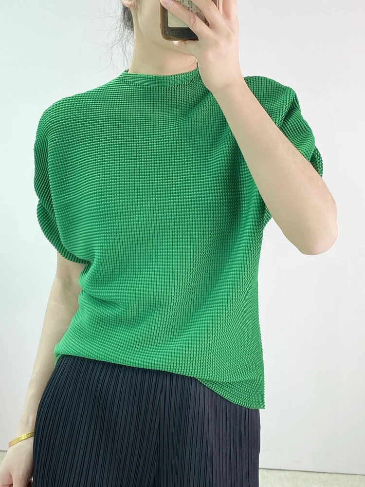 

A woman's short-sleeved T-shirt Miyake Pleated Summer fashion loose large size stand-up collar design sense top