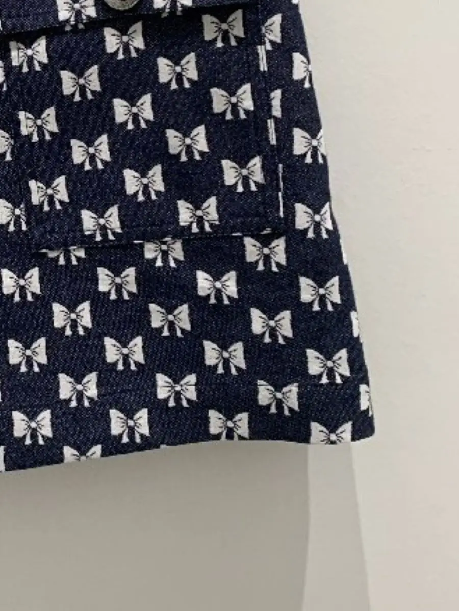 

Женская мини-юбка трапециевидной формы с бантом и пуговицами