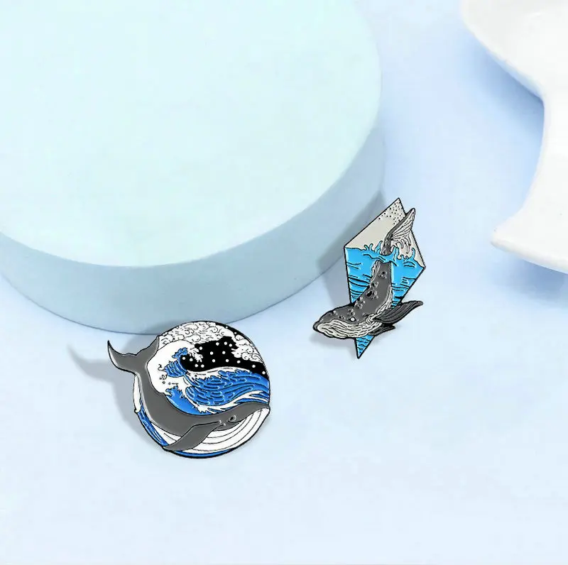 Эмалированные броши с китом и океаном