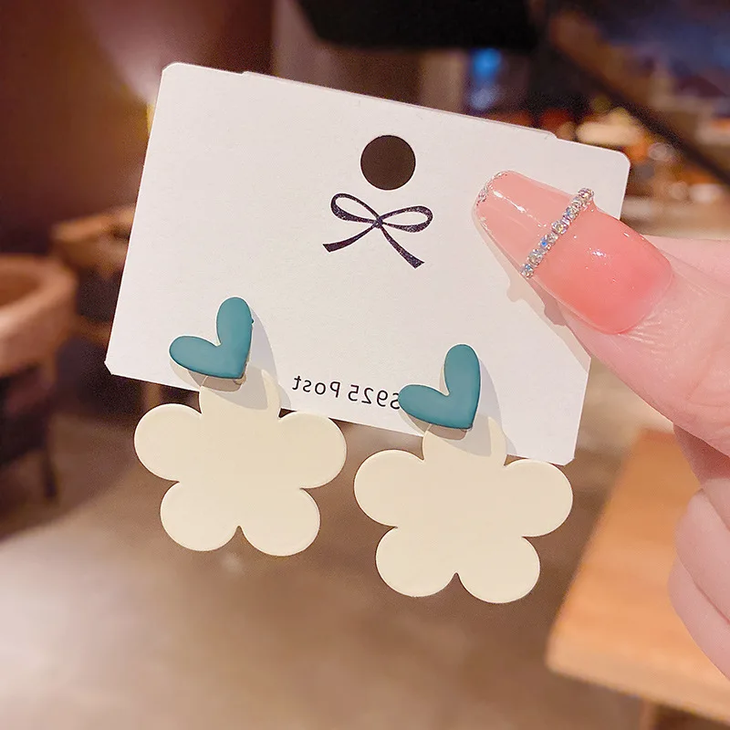 

Женские серебряные серьги-гвоздики в виде цветка