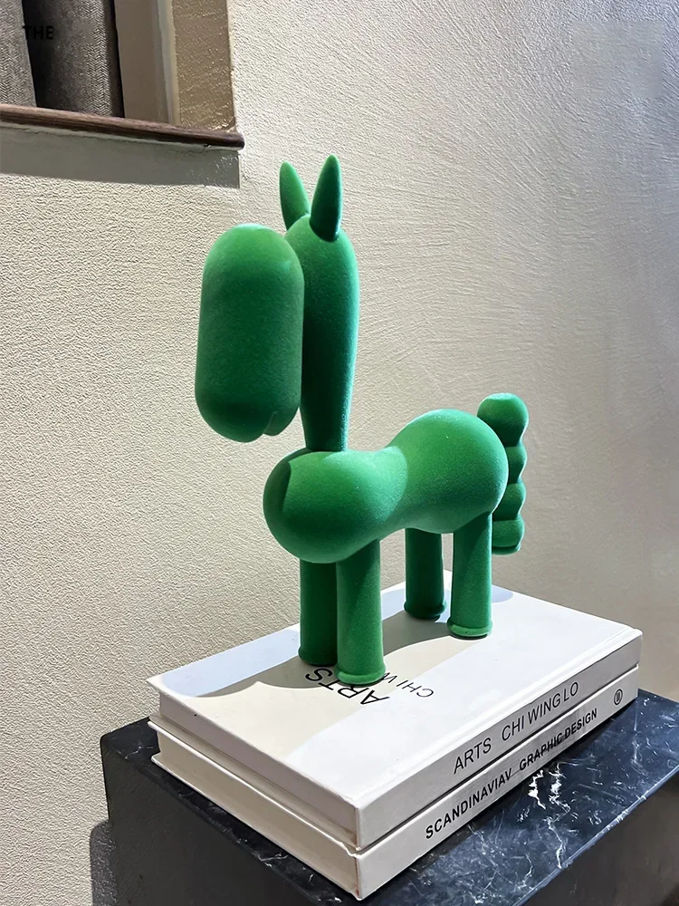 Флокированная статуя лошади