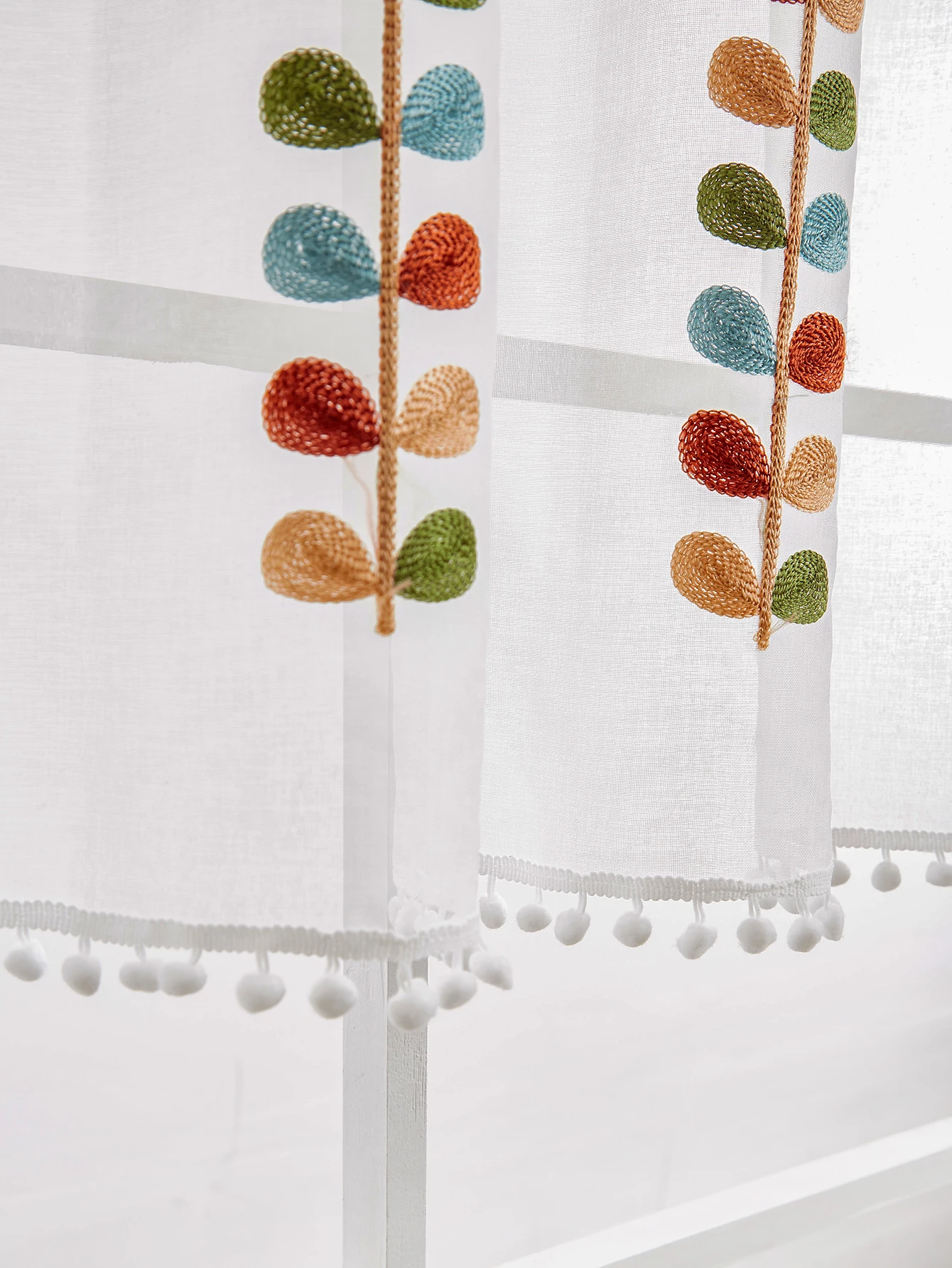 

Полупрозрачная кухонная штора из полиэстера