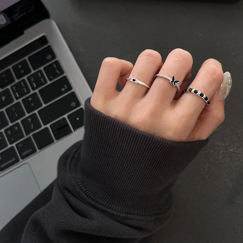 Женское кольцо в полоску форме сердца