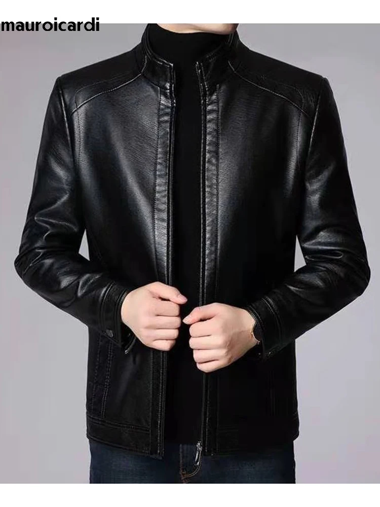 

Mauroicardi Весна Осень Роскошь Черный Коричневый Pu Кожаная Куртка Мужчины с длинным рукавом с подставкой Воротник Молния Вверх Роскошный Дизайнер Верхняя одежда Мужчины 2023