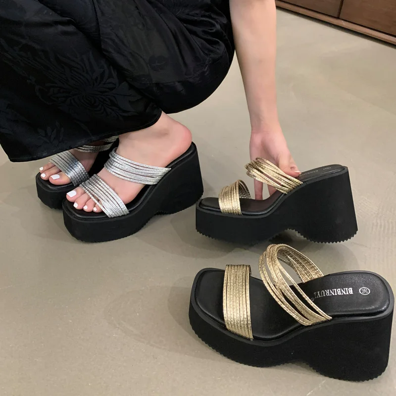 Тапочки на массивном каблуке 10 см серебряные сандалии платформе женские летние